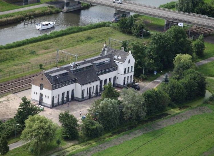 Kantoorpand Vertimart (voormalig stationsgebouw Kwadijk)